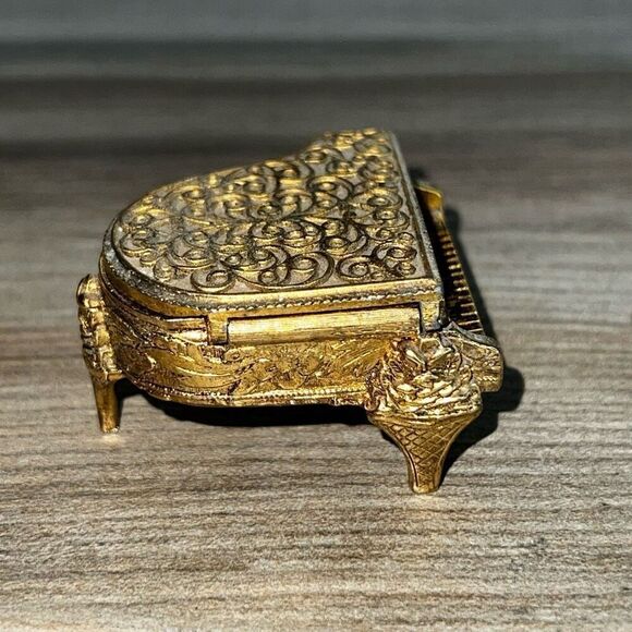 VTG AVON Solid Compact Baby Grand Piano Gold Tone Embossed Ornate Trinket Box - Picture 2 of 9
